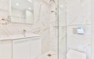 Astuces simples pour transformer le carrelage de votre salle de bain en un clin d'œil