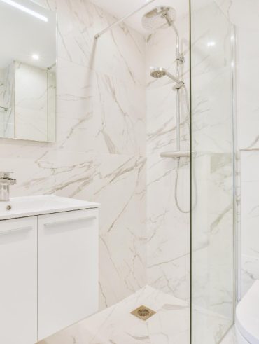 Astuces simples pour transformer le carrelage de votre salle de bain en un clin d'œil