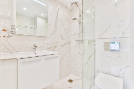 Astuces simples pour transformer le carrelage de votre salle de bain en un clin d'œil