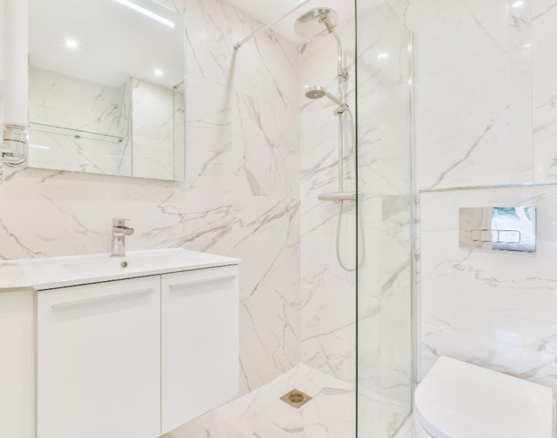 Astuces simples pour transformer le carrelage de votre salle de bain en un clin d'œil