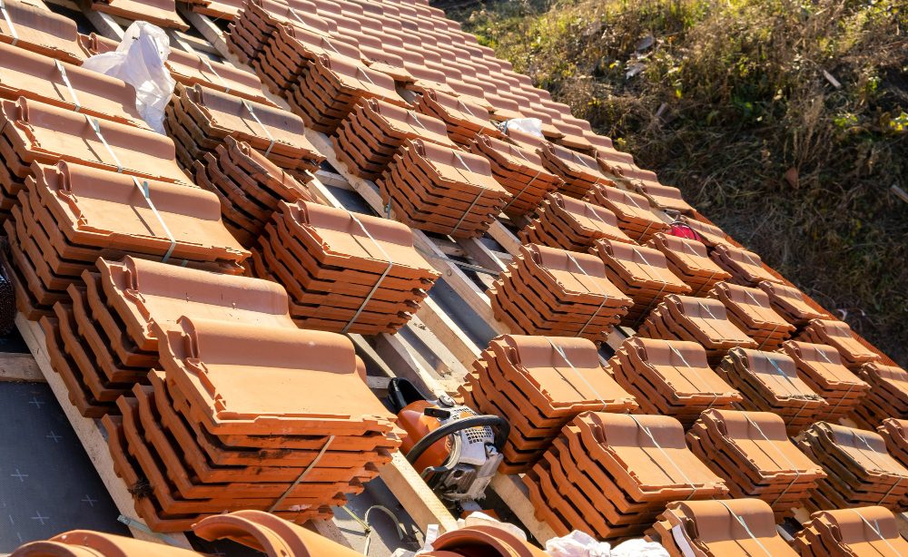 Guide pratique pour sélectionner les tuiles idéales lors de la rénovation de votre toiture