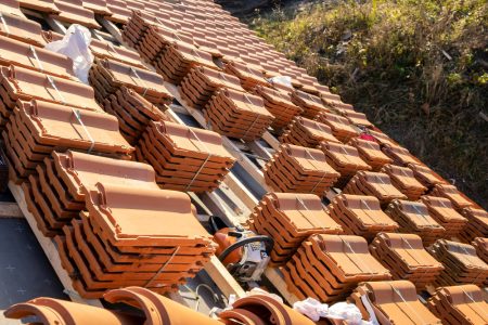 Guide pratique pour sélectionner les tuiles idéales lors de la rénovation de votre toiture