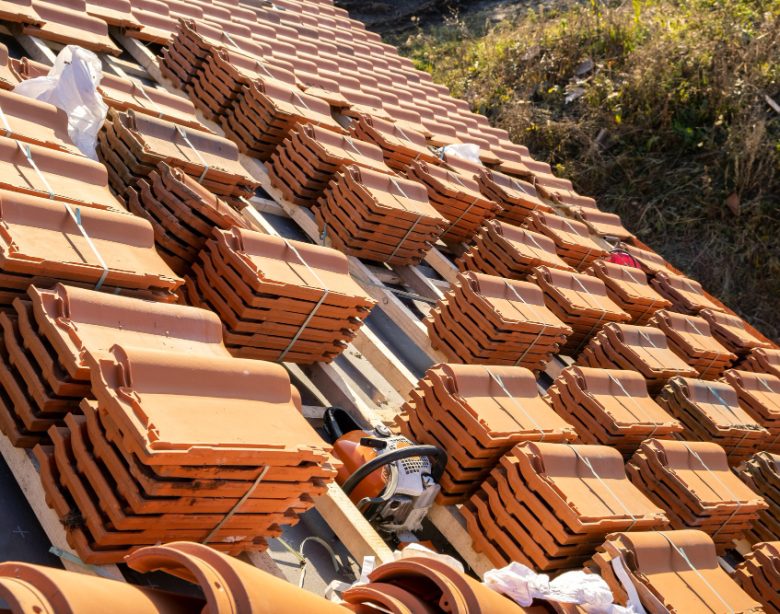 Guide pratique pour sélectionner les tuiles idéales lors de la rénovation de votre toiture
